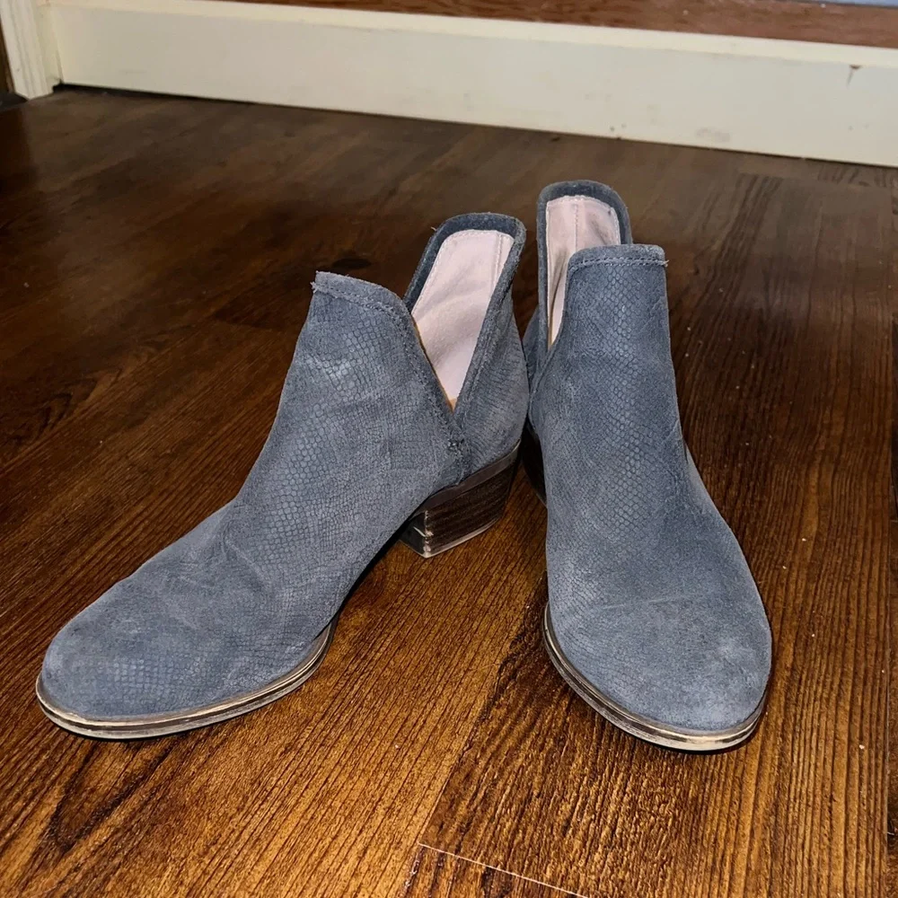 Lucky Brand Gray Snakeskin Leather Low Block Heel Ankle Boots Size 8.5 - Picture 3 of 9